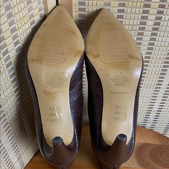 Express Woman’s 6 Snakeskin Textured Asymmetrical Booties Shabby Chic - Picture 5 of 5